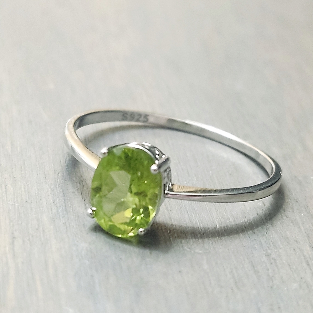 1.25 ct Peridot Sterling Silver Oval Solitaire Ring size 9 NEW